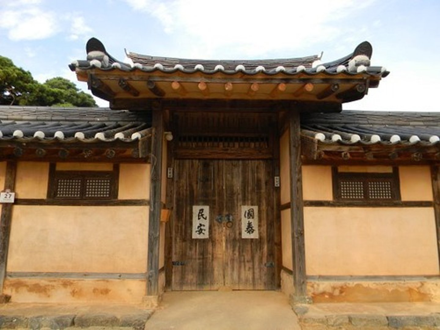 <p>Pintu gerbang utama</p>
