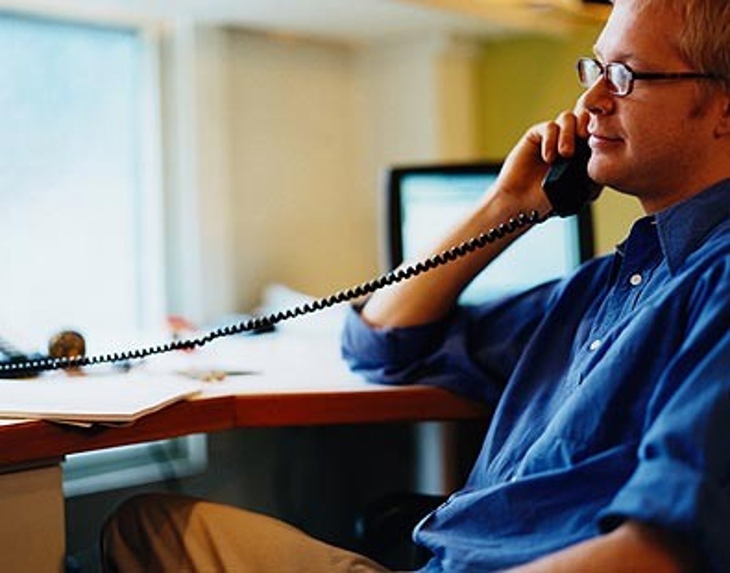 <p>n. /'refərəns/</p><p>danh mục tài liệu tham khảo/ sự tham chiếu (trong CV)</p><p>v. refer: nhắc tới</p>