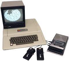 <p>1977</p><p>Väga populaarne, müüdi lausa 20 aastat.</p><p></p><p>trükkplaat (printed circuit motherboard), lülitustoiteallikas (switching power supply), klaviatuur, korpuse kokkupanek (case assembly), käsiraamat, game paddles</p>