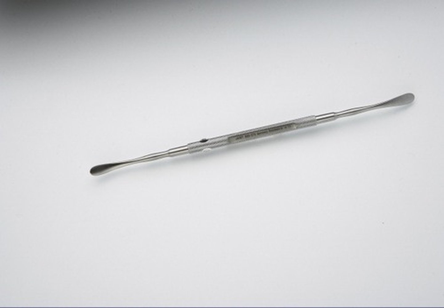 <p>Cutting and Dissecting; Lifts the periosteum from bone or retracts in confined spaces</p>