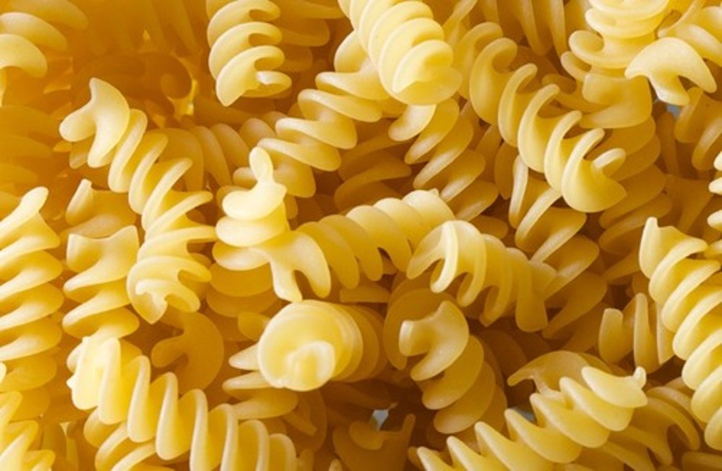 <p>Добре злийте воду з макаронів і подавайте.</p>