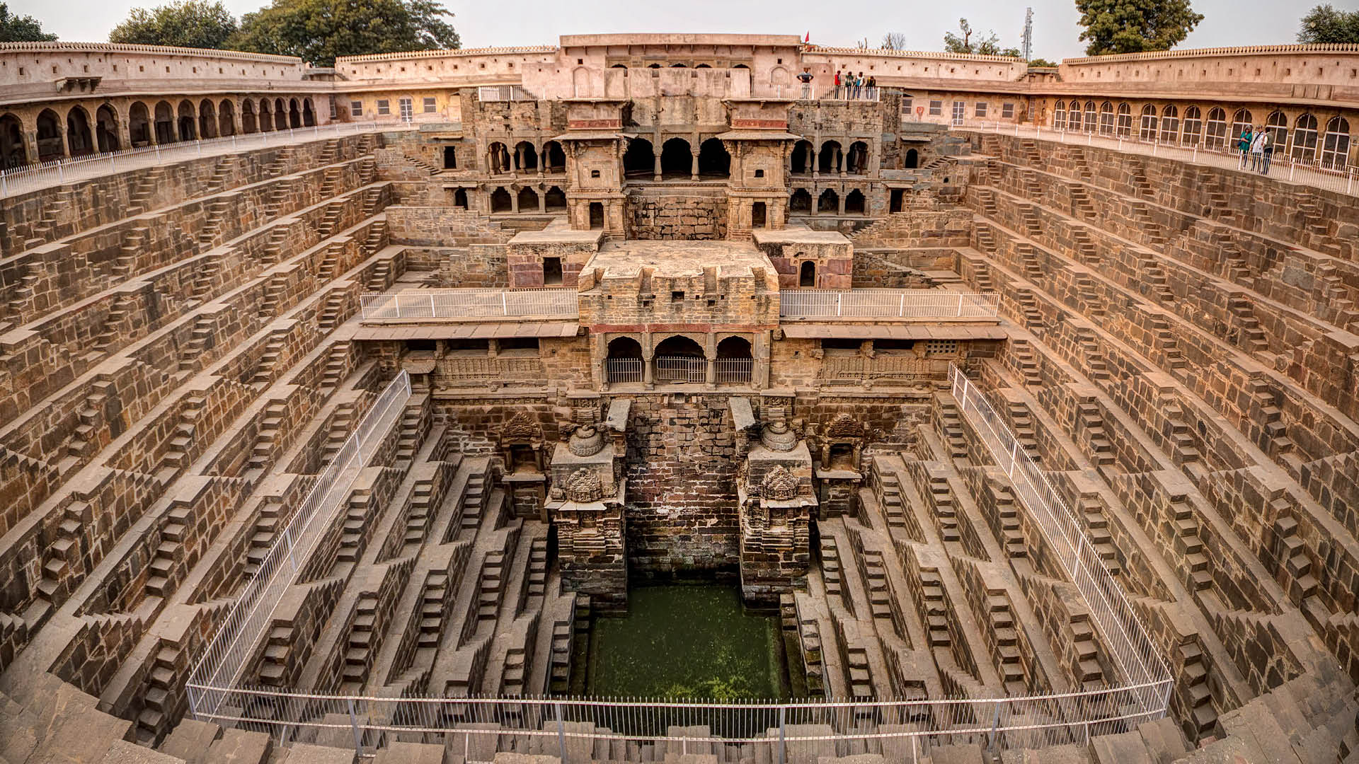 <p>elaborate structures that would hold water during the rainy season - instituted during the&nbsp;rajput kingdoms (800-1000 AD) and commissioned mainly by women</p><p>this is subterranean architecture that is multi-stoned, some may have wheels or pulley systems</p>