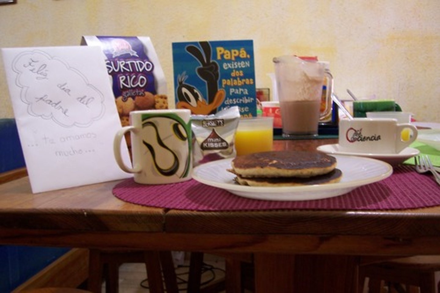 <p>Es un domingo en junio.</p><p>Les damos regalos a nuestro padre.</p><p>Les decimos gracias a nuestro padre.</p>