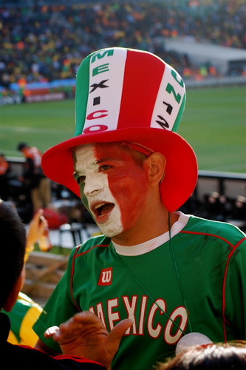 <p>/əˌfɪʃiəˈnɑːdoʊz/ người yêu thích, người hâm mộ</p>