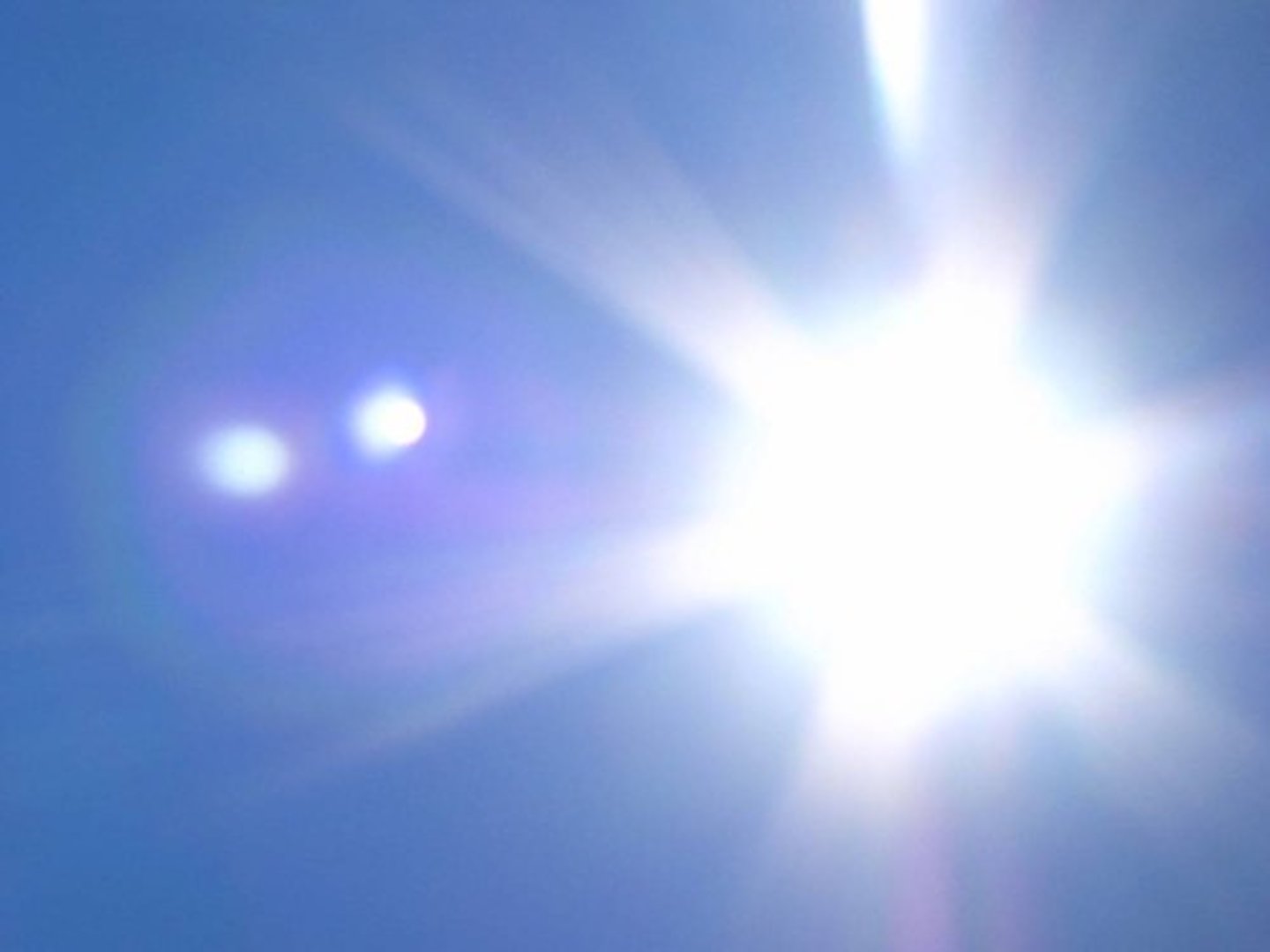 <p>Nắng sáng, tươi sáng</p><p>(adjective)</p><p>/braɪt/</p><p>It was a bright day with the sun shining and the wind blowing.</p>