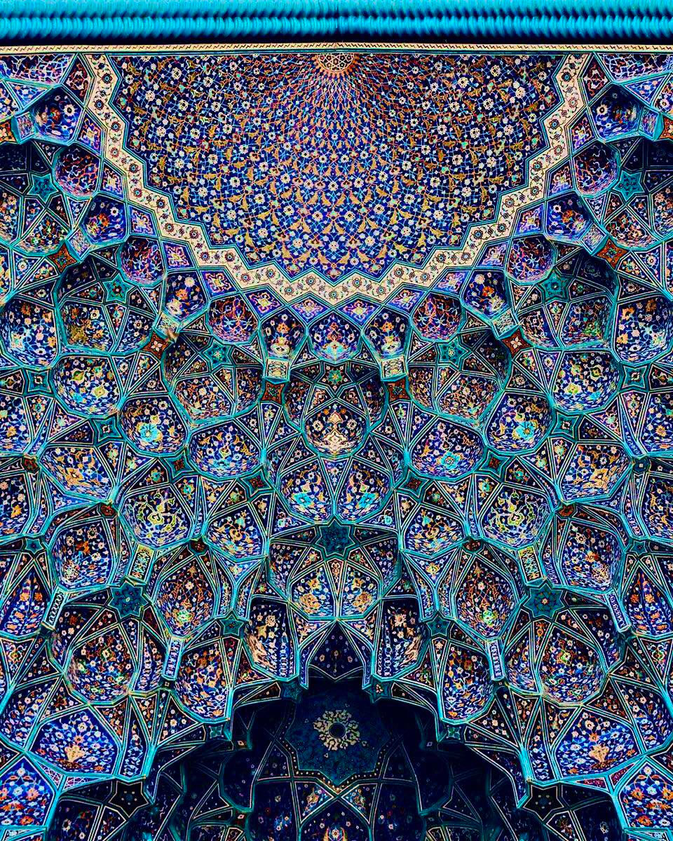 <p><span>Stalactite" vaulting. It is a complex, honeycomb-like decorative transition used in domes and niches.</span></p>