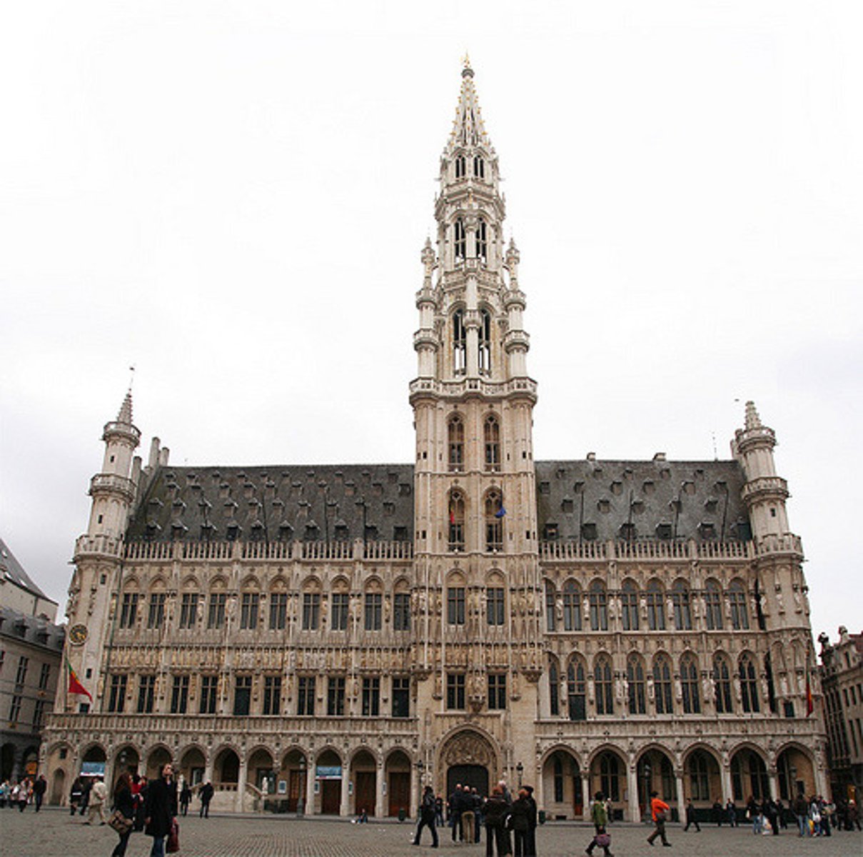 <p>was built by Jakob van Thienen.<br><br>the belfry is by Jan van Ruysbroeck, 90m high, a marvel of grace<br><br>it is topped by a spire, surmounted by the Archangel St. Michael, the patron Saint of Brussels.</p>