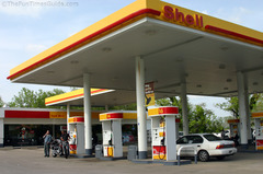 <p>a gas station, service station</p>