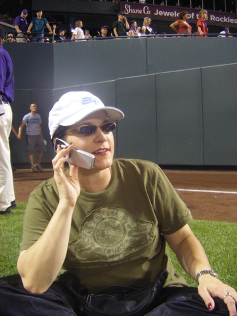 <p>to talk on the phone</p>