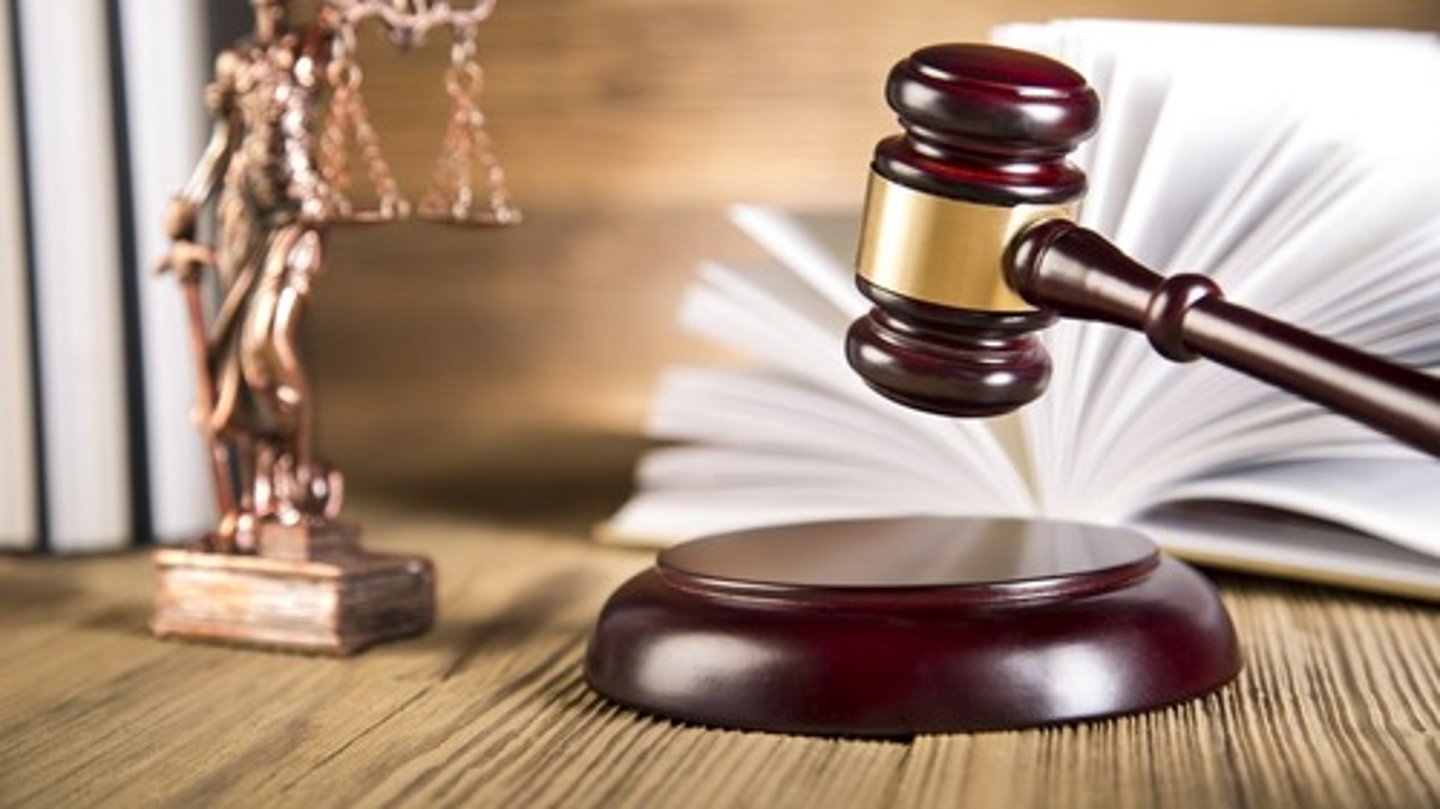 <p>/ɛnˈfɔrs/ Làm cho có hiệu lực, thúc ép, thi hành</p>