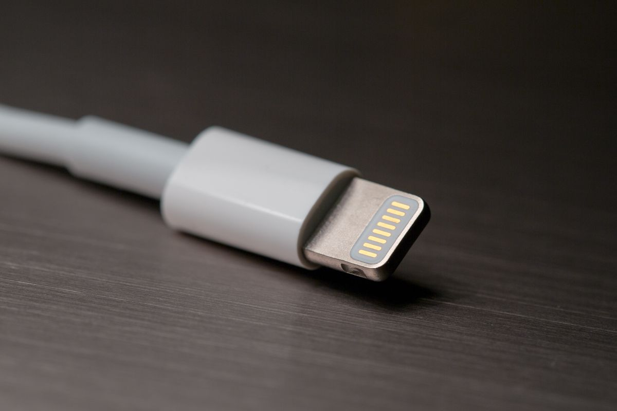 <p><span>Apple's proprietary 8-pin digital signal connector for iPhone, iPad, and iPod devices.</span></p>