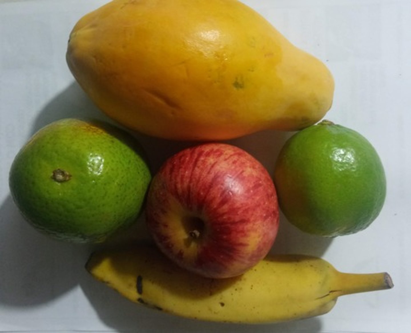 <p>QUE FRUTA É VERMELHA? A MAÇÃ É VERMELHA.</p>