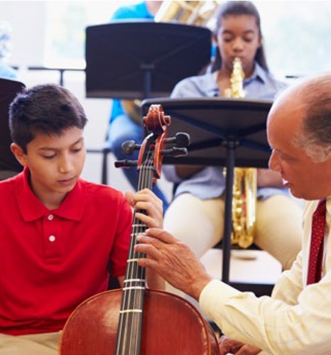 persona que dirige a un grupo de estudiantes que toca instrumentos (Band director)