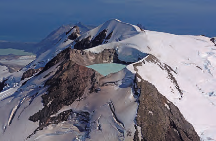 <p><span style="background-color: transparent;"><span>火山停止活動後，火山口積水形成的湖泊。</span></span></p>