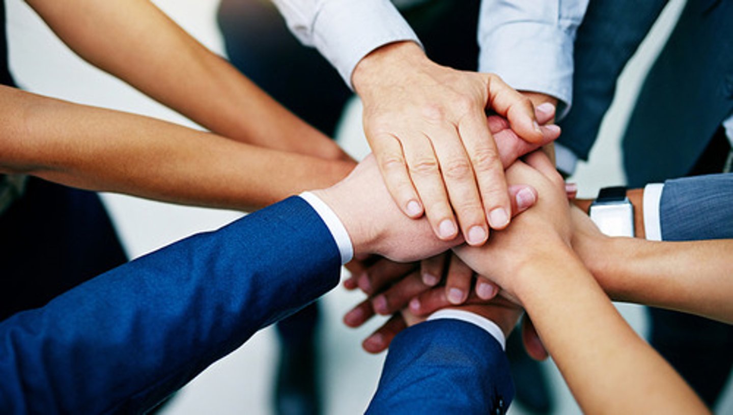 <p>gòng tóng - common, together, shared【形】共同的家/爱好<br>——这是我们共同的家。（我们有共同的兴趣。】</p>