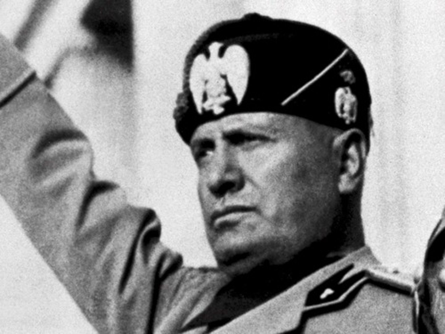 <p>This Italian dictator's fighting leagues (fascists) broke up strikes, and destroyed labor unions &amp; newspapers.</p>