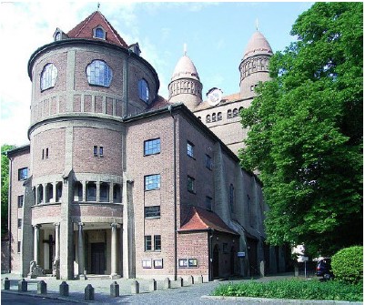 <p>The architectural concept where the structure of a building, like in Theodor Fischer's church in Ulm, communicates without ornamentation.</p>