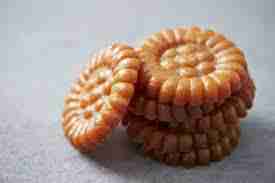 <p>El — —se sirve tradicionalmente en ocasiones especiales y festivas, como bodas, celebraciones de Año Nuevo Lunar y Chuseok (el festival de la cosecha coreano). En la mesa, esta dulce comida suele colocarse en bandejas decorativas junto con otros dulces y golosinas, y se presentan con elegancia para deleitar a los invitados.</p>