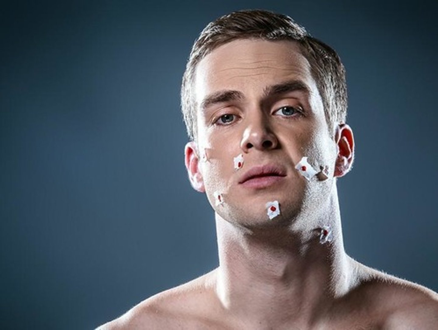 <p>to get a nick, wound</p>