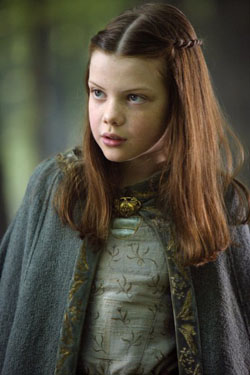 <p>Lucy Pevensie es la hermana menor de los Pevensie y la primera en descubrir Narnia. Su valentía y bondad la convierten en una figura central en la lucha contra la Bruja Blanca, representando la fe y la inocencia en la historia. </p>