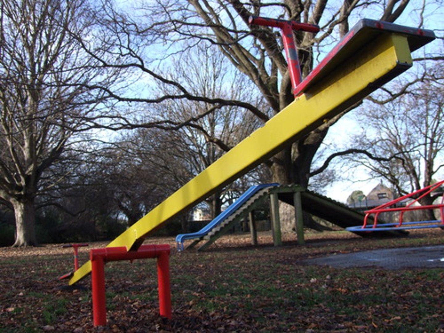 <p>to seesaw</p>