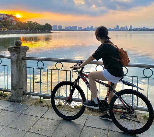<p>今天的天氣好極了。咱們沿著河邊騎腳踏車吧！</p>