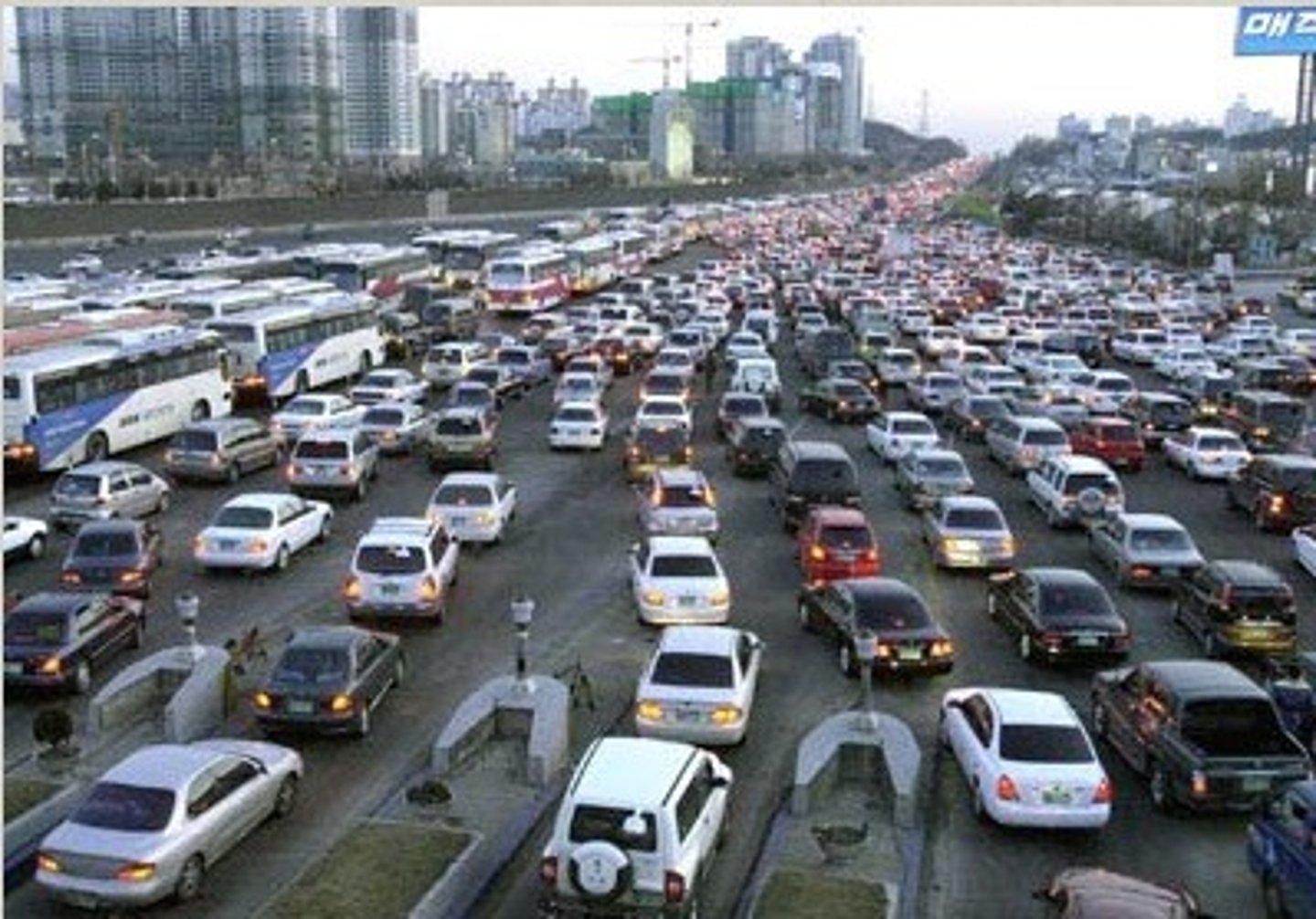 <p>to be crowded, to be complicated</p>