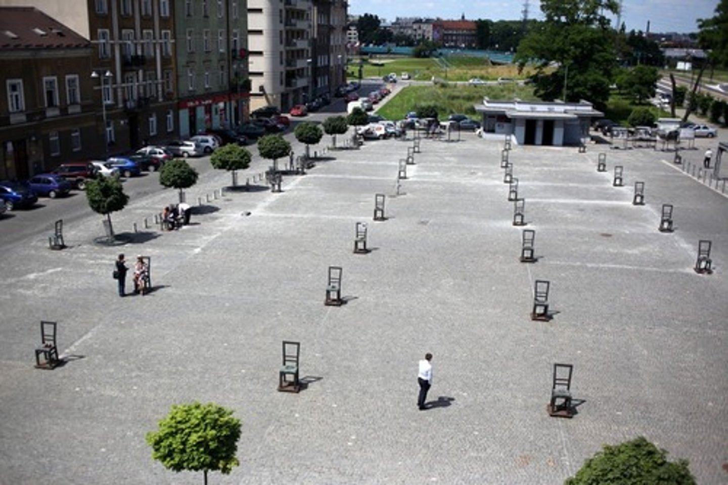 <p>- odlewy krzeseł na postumencie</p><p>- pomnik/antypomnik-upamiętnienie stosu mebli, gdy likwidowano getto</p>