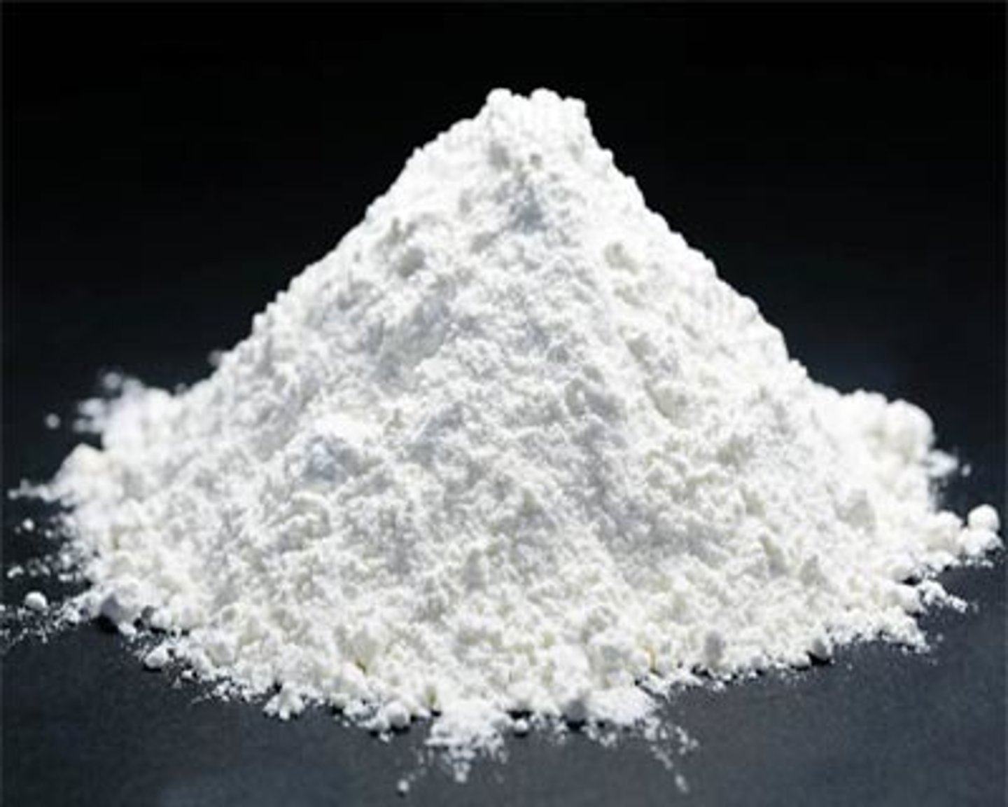 <p>fine white powder; not soluble; pH = 6; Conductivity: low; HCl test: reacts w/ bubbles; also called "chalk", "limestone", or "marble"; Iodine test: no reaction; used as an effective dietary calcium supplement, antacid, phosphate binder, base material for medicinal tablets or as chalk. It also is found on many grocery store shelves in products such as baking powder, toothpaste, dry-mix dessert mixes, dough, and wine.</p>