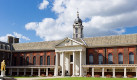 <p>Was a prominent English archtiect known for designing St. Paul’s Cathedral – a masterpiece of english baroque architecture</p><p><br>He significantly influende London’s arhcitectural landscape by rebuilding pver <strong><em>50 churches </em></strong>after the Great Fire of 1666, estbalishing hemself as the key figure in English architecture</p>