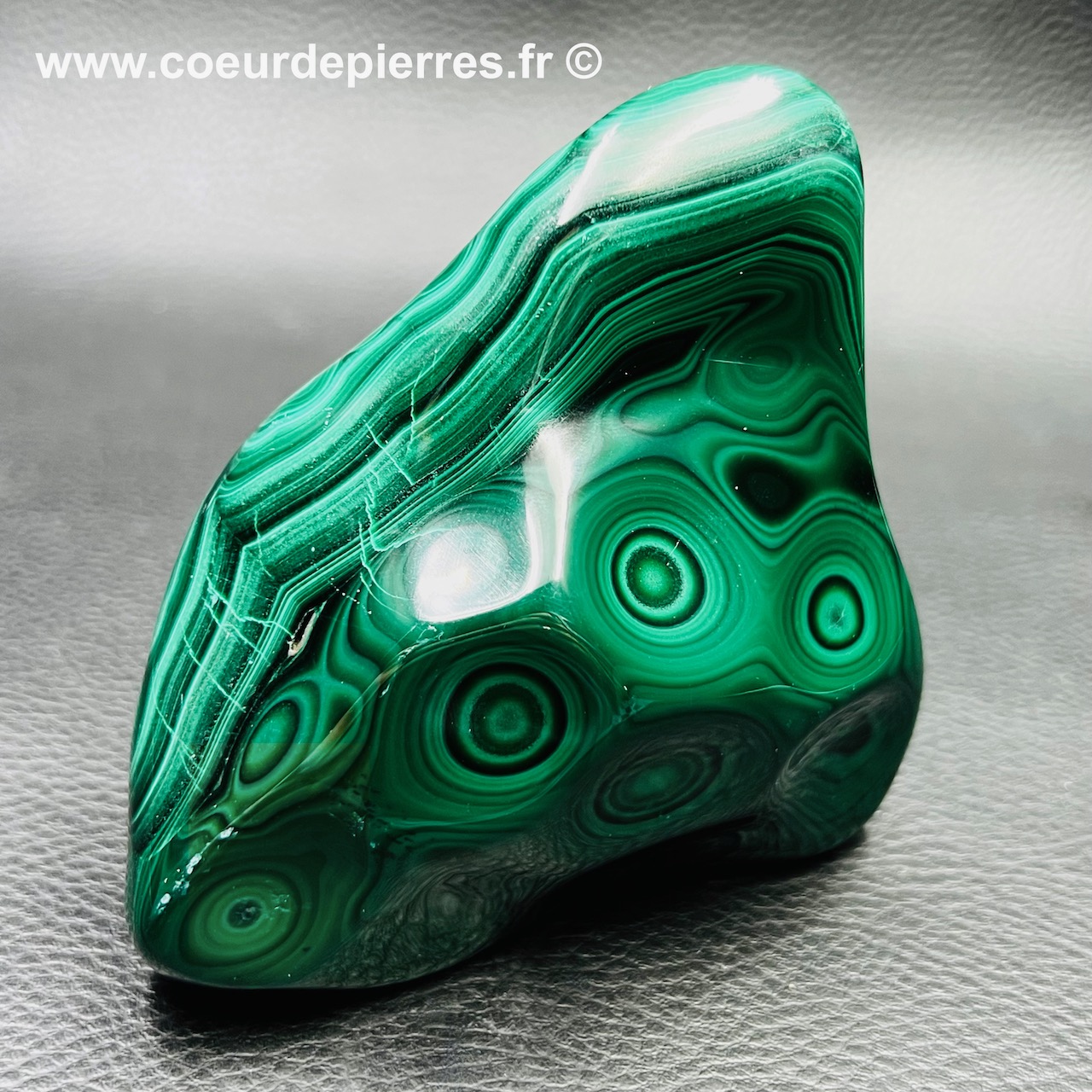 malachite = Mineral del grupo V (carbonatos) de fórmula química Cu2CO3(OH)2. Posee un 57,0% de cobre.