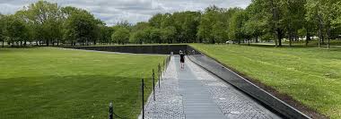 <p>Who designed the <em>Vietnam Veterans Memorial</em>?</p>