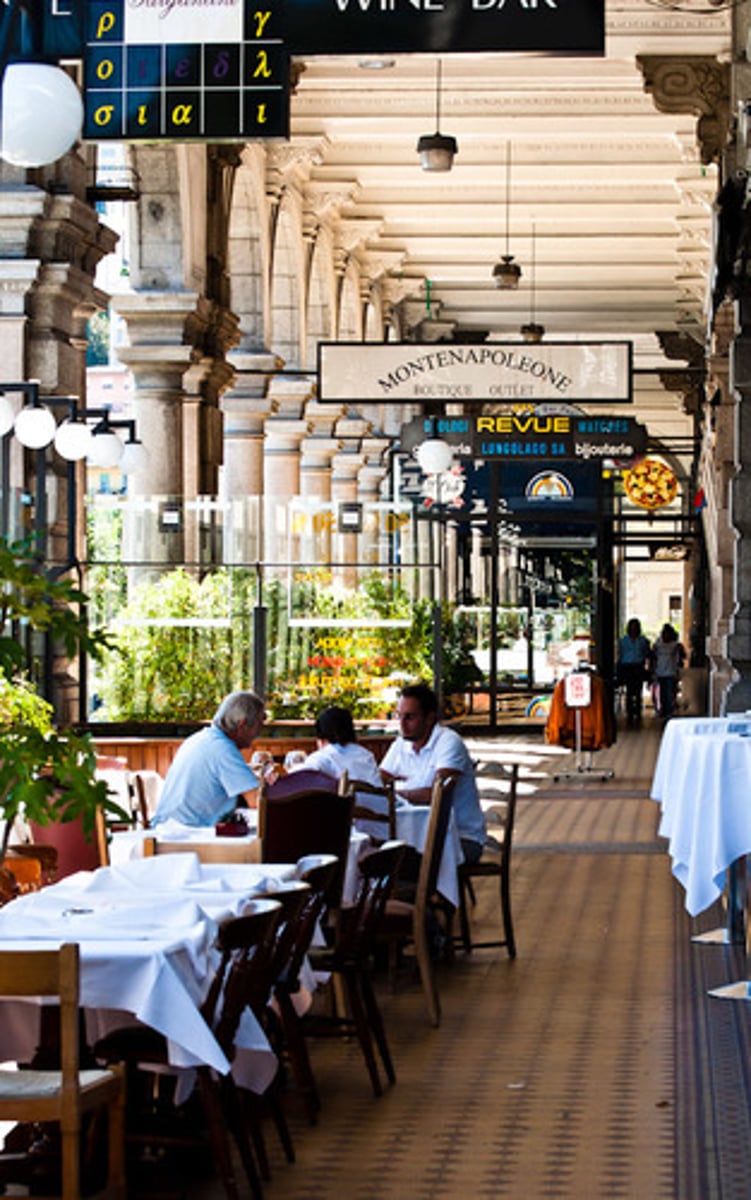 <p>We went to the restaurant last night. (IR)</p>