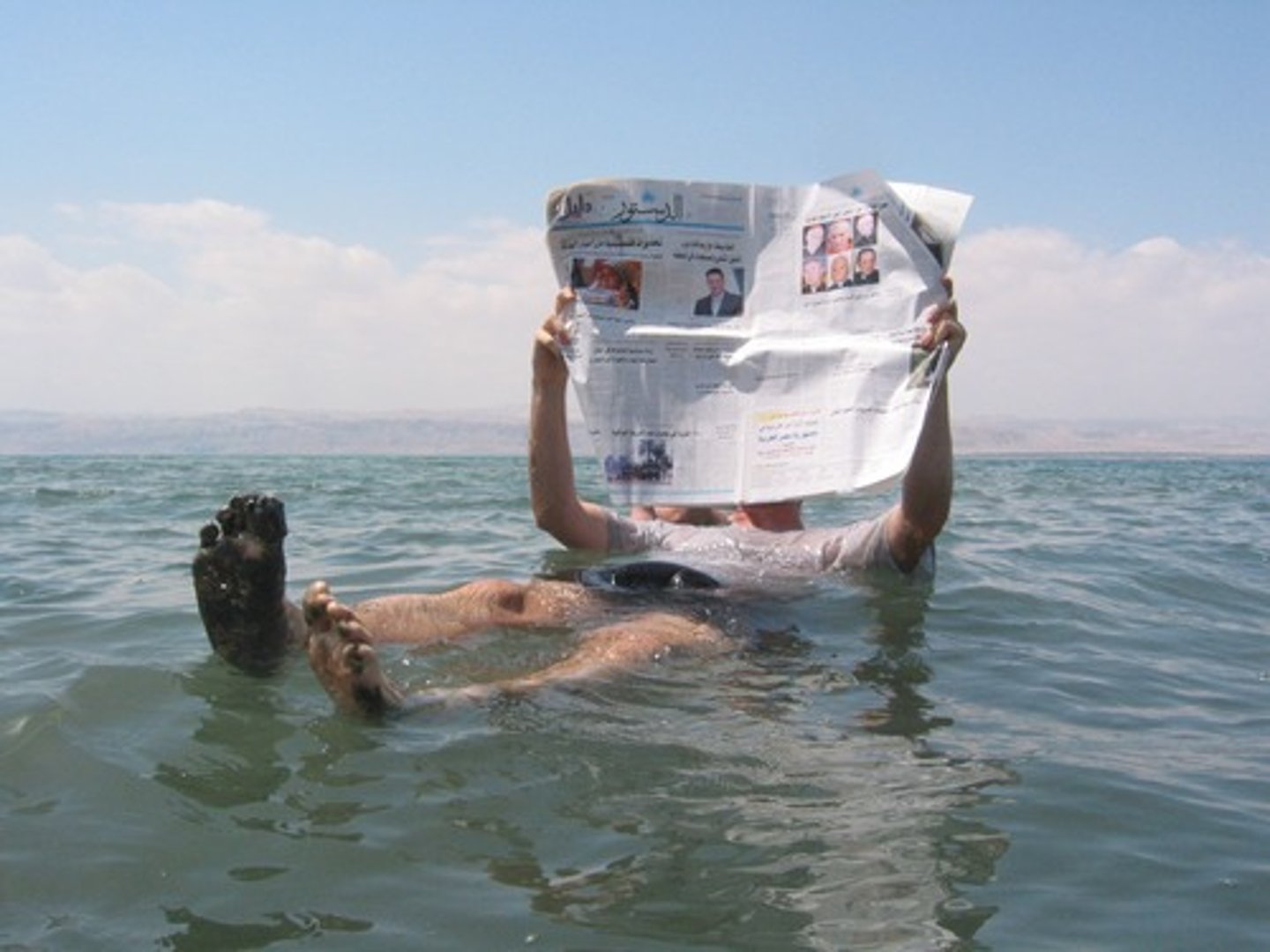 <p>bàozhǐ</p><p>newspaper</p>