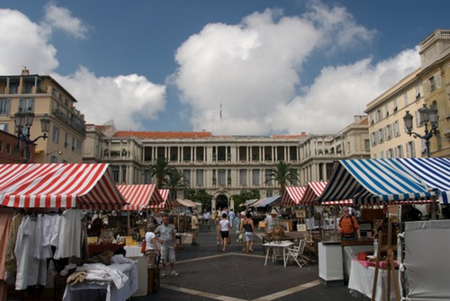 <p>The market area or region served by an urban center.</p>