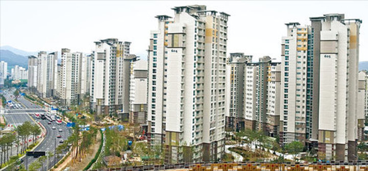 <p>chung cư<br>그는 아파트에 살고 있어요.<br>Cậu ấy sống ở chung cư</p>