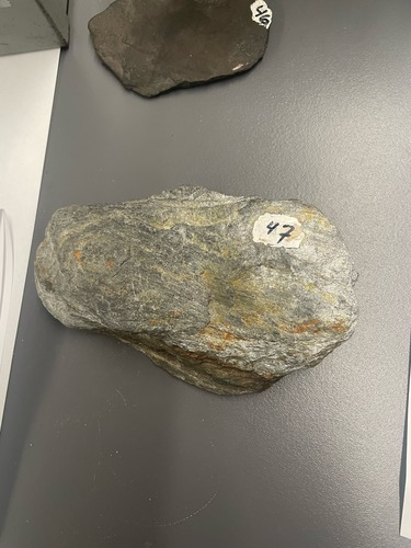 <ul><li><p>Slivery</p></li><li><p>Fine crystals</p></li><li><p>Foliated phyllitic (flakes)</p></li><li><p>Medium metamorphic grade</p></li></ul>