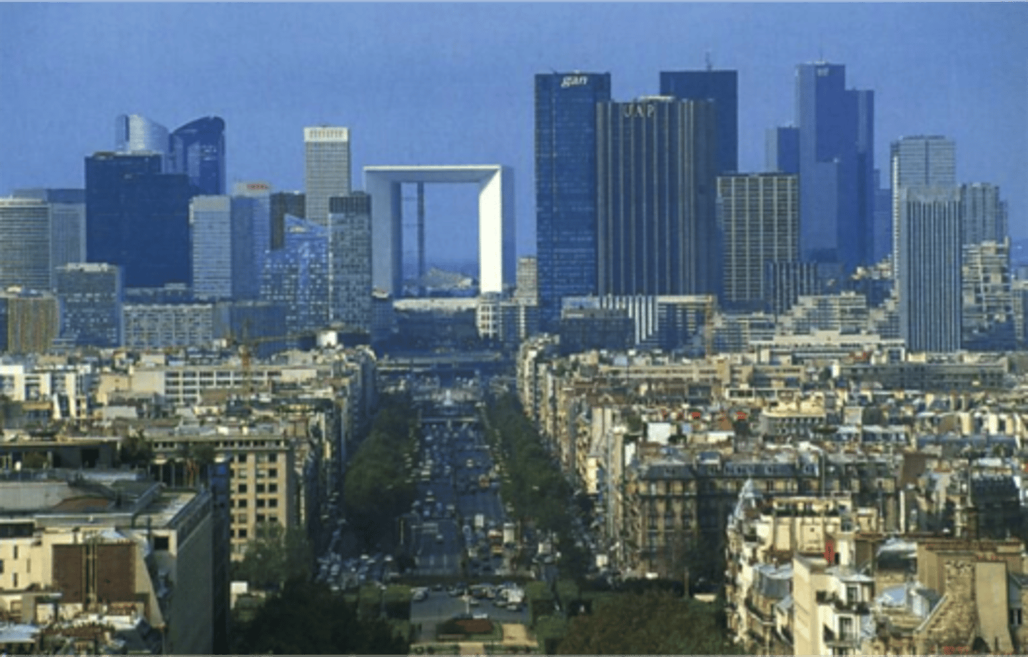 <p>C'est une région parisienne où on trouve le premier quartier d'affaires européen. Il y a beaucoup de grands immeubles.</p>
