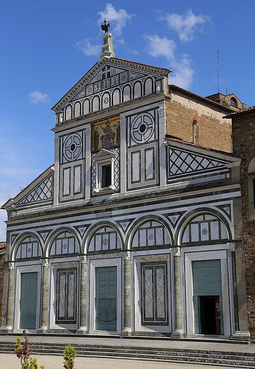 <p>Come definiresti l'utilizzo del marmo in questo edificio? E che edificio è? Di che periodo?</p>
