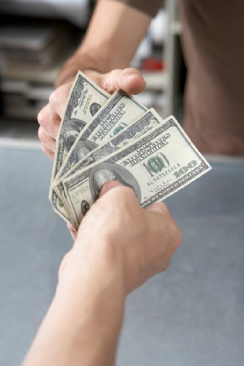 <p>(formal) paid for</p><p>взять на себя расходы</p>