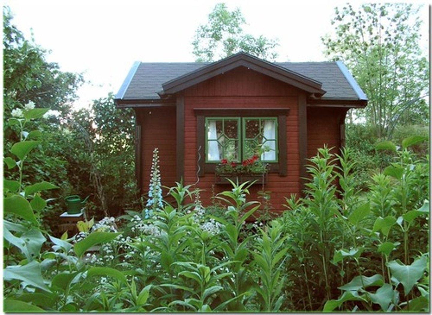 <p>A cottage, a cabin.</p>
