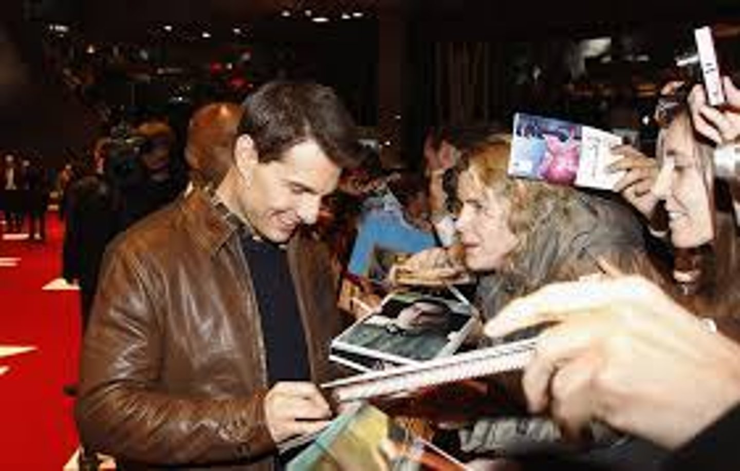 <p>/saɪn ˈɔː.tə.ɡrɑːfs/ (v phrase): write signatures for fans → ký tặng</p>