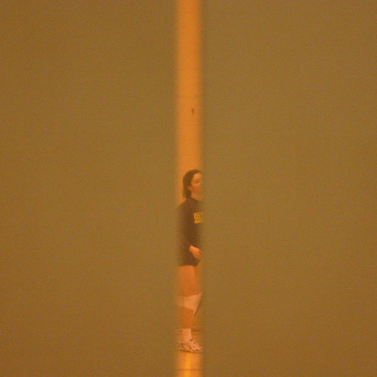 <p>Nhìn thoáng qua.</p><p>e.g: I CAUGHT A GLIMPSE OF Prince Charles as his car drove past by.</p>