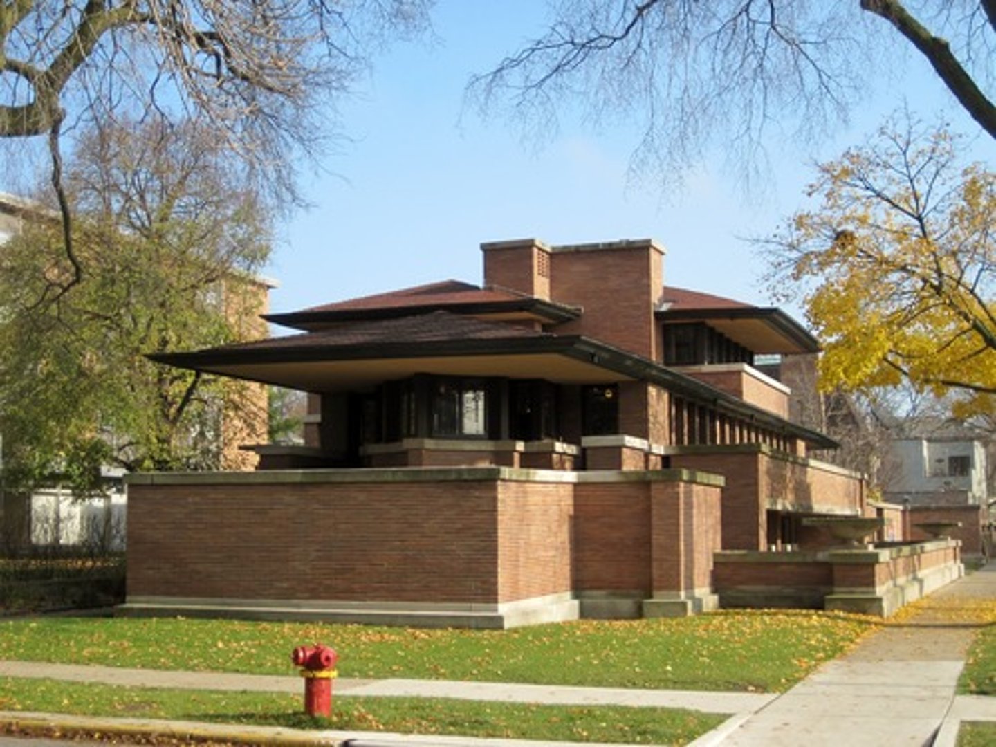 <p>1867-1959 : Amerikaanse architect die bekendstaat om zijn 'Prairie houses' en de ontwikkeling van de organische architectuur. Streefde naar harmonie tussen het gebouw en de natuurlijke omgeving.</p>