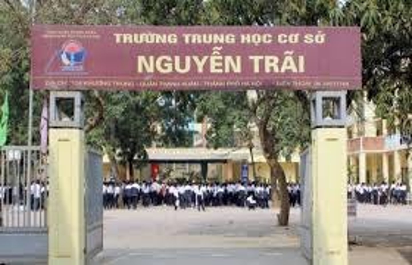 <p>(n): trường trung học</p>