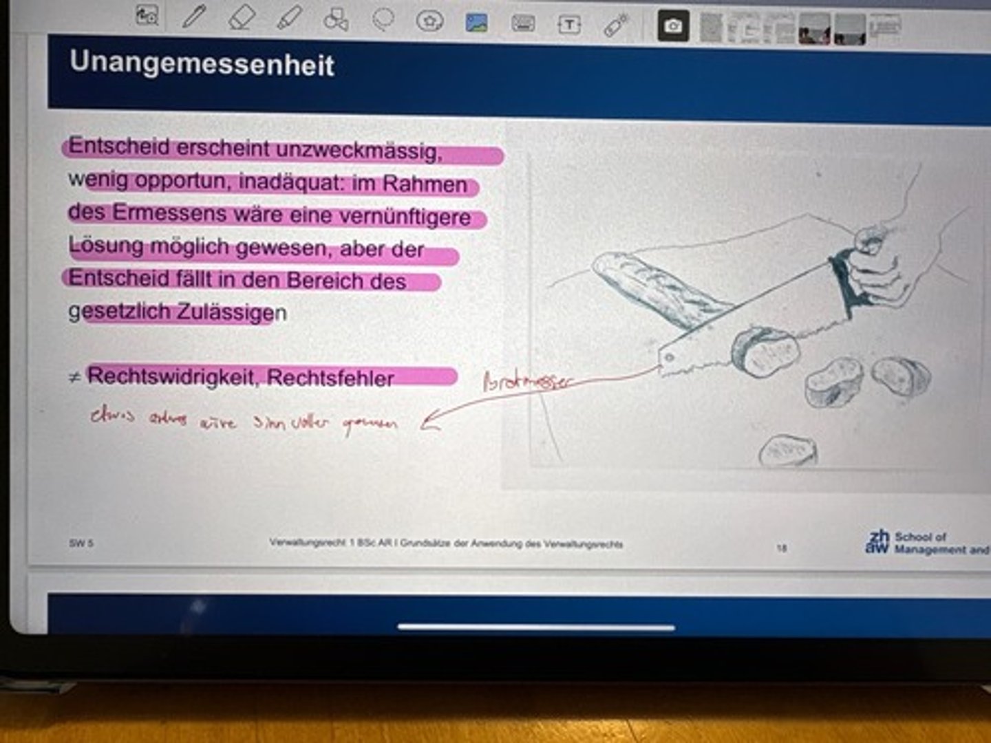 <p>Entscheid erscheint unzweckmässig, wenig opportun, inadäquat: im Rahmen des Ermessens wäre eine vernünftigere Lösung möglich gewesen, aber der Entscheid fällt in den Bereich des gesetzlich Zulässigen</p><p>≠Rechtswidrigkeit, Rechtsfehler</p>