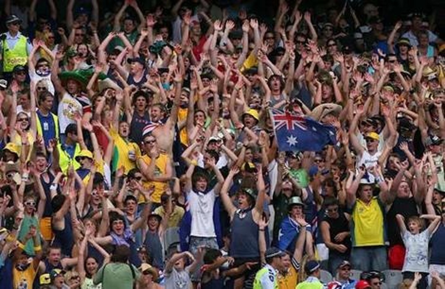 <p>iemand die luidruchtig is, maakt veel lawaai = rumoerig</p>