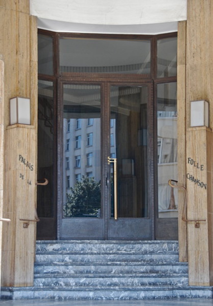 <p>an entranceway</p>