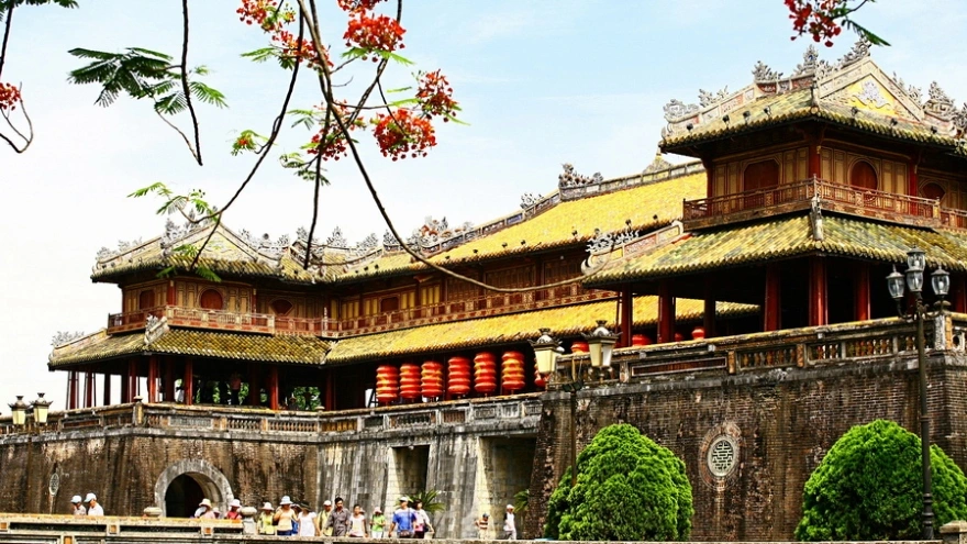 <p>viếng thăm, tham quan</p>