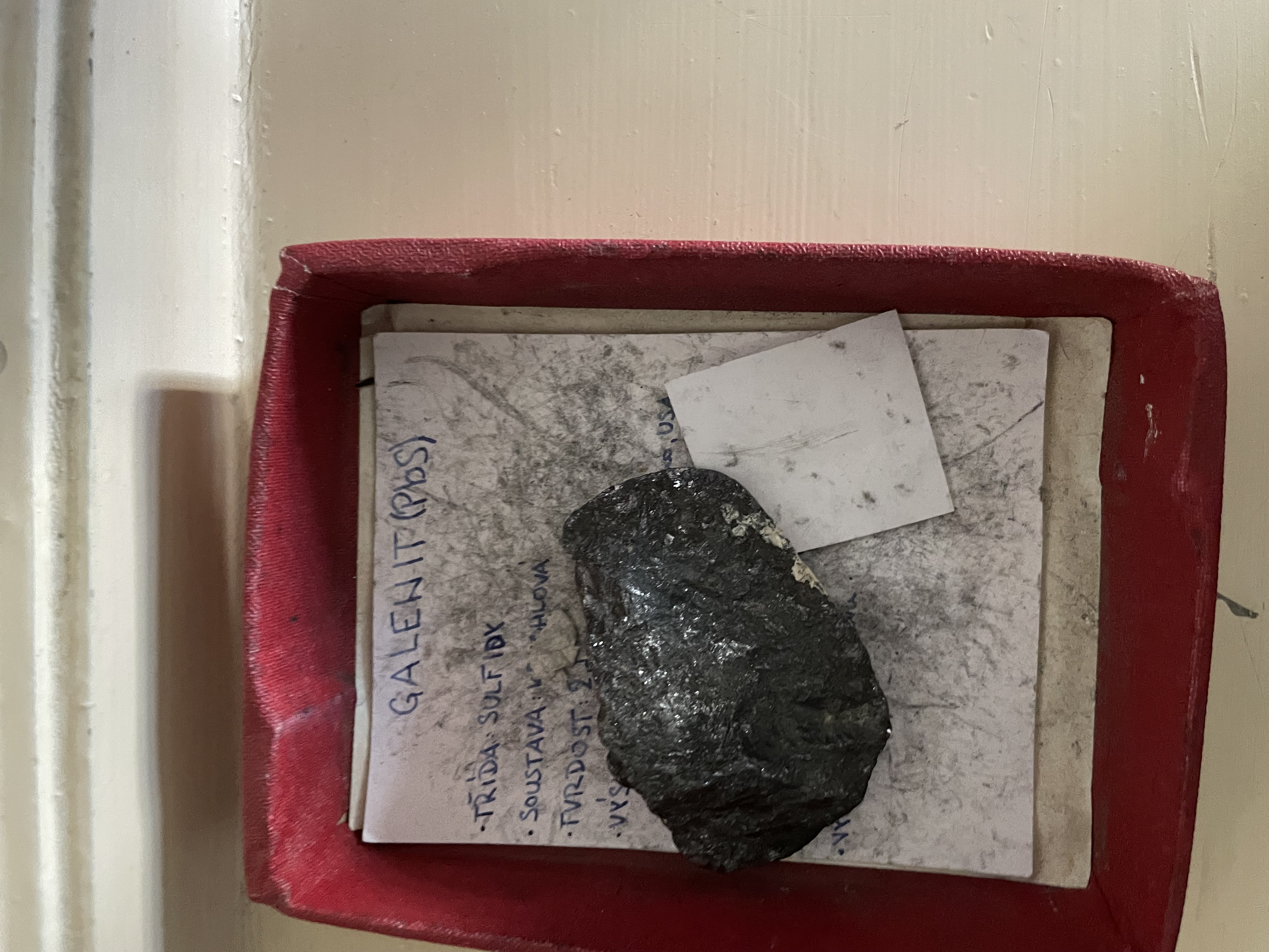 <p>galenit - PbS - sulfid</p>